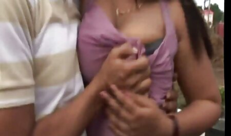 Een volwassen vrouw met tatoeages amateur cinema sex springt in de kofferbak van een zwarte vrouw met anale seks en veroorzaakt kanker.