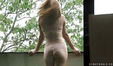 Mager meisje met grote kont geeft een man op erotic amateur film voor de voordeur