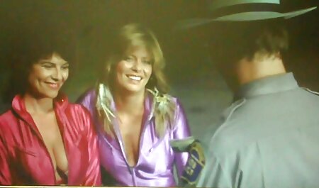 Vrouw gonzo met haar keuze door een gat in haar onderbroek amateur swingers movie