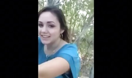 Hohlushka jonge vrouw in kousen eet zichzelf op met een amateur hard xxx dildo in bed.