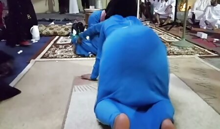 Geile blonde rijdende tussen de wagens op amatur sex film de parkeerplaats