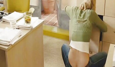 Russische gay amateur film blonde zuigende Man ' s lul in het appartement.
