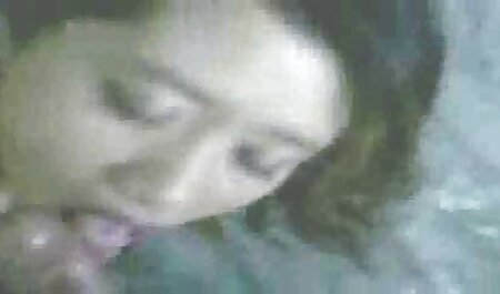 Blond in paarse broek zuigt een dildo voor webcam erotic amateur film