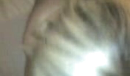 Een man maakt blonde Cooney en neukt haar amateur prive sex films in bed.