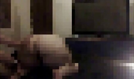 Een mager porn amateur film meisje met een tattoo op haar buik steekt haar kont in haar kont tijdens de seks