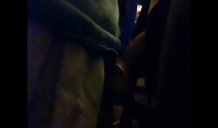 De amateur filmpjes sex man die de rolletjes van een vriendje knijpt die een pet op zijn lul steekt in de pose van een vrouw ondersteboven