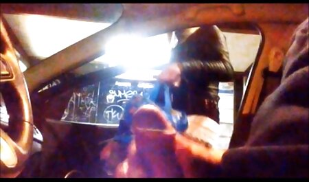 Vrouw met kleine tieten die diep in haar pootjes erotic amateur film zuigt