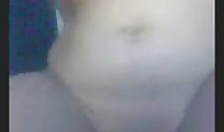 Rond kontblond in groene trui gehurkt op amateur movie xxx fallus en penis