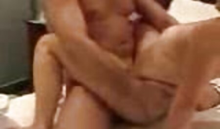 Russisch meisje met een gouden porn amateur film hanger in haar nek met twee mannen