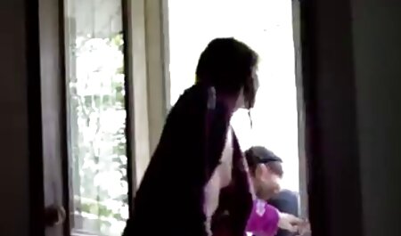 Een man met twee ringen aan zijn porn movie amateur vingers, blonde massage en eindigde met haar kont.