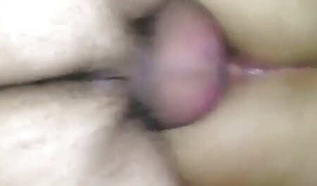 Roodharige moeder in kousen doet haar amatour sex movie hoed op met een dikke dildo.