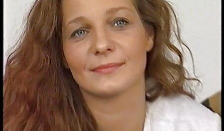 Grote roodharige redirects boner brunette anaal tijdens een erotic amateur film triootje