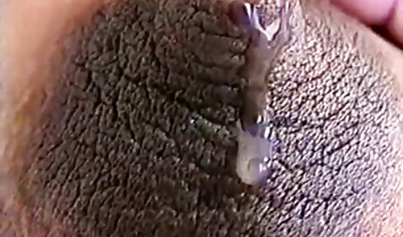 De zwarte masseur amateur cinema sex geeft de klant hoektanden en duwt de bout in de vagina.