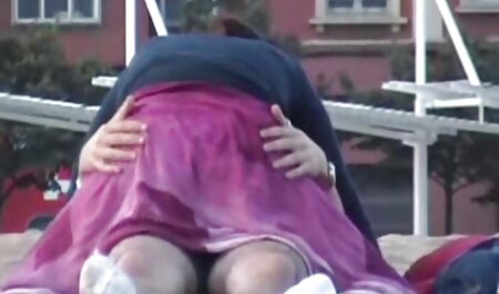 Echtgenoot die melk uit de gratis amateur sex filmpjes borst van zijn vrouw drinkt